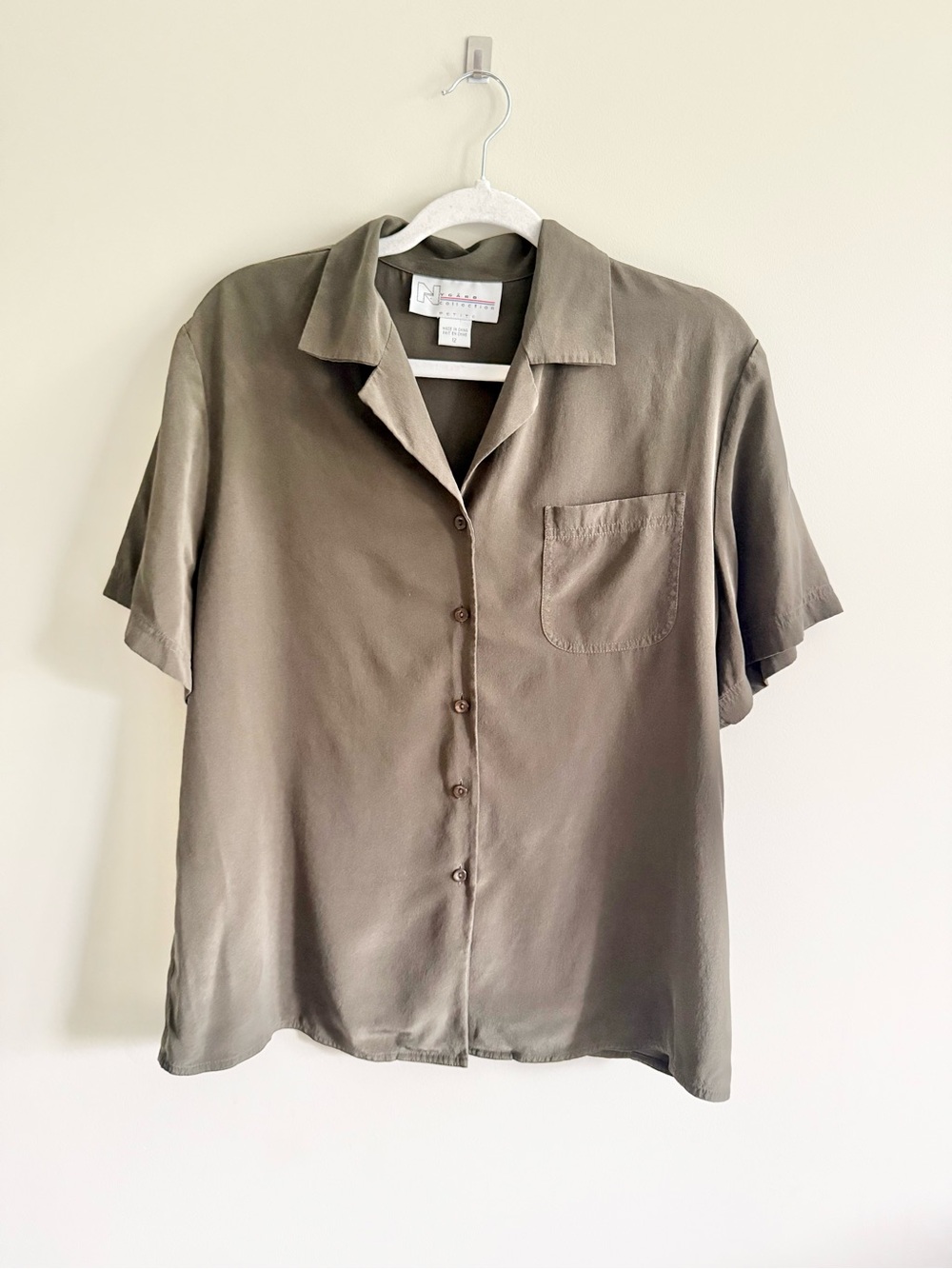 VINTAGE 100% Silk Nygard button shoe sleeve blouse shirt army green